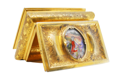 Guarda joias em prata dourada com motivos vegetalistas gravados envolvendo cartela com cena galante em esmalte na tampa basculante.